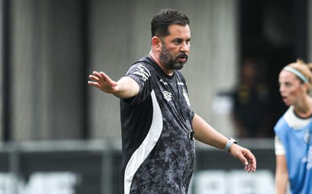 Caio Couto, técnico do Santos, durante treino no CT Rei Pelé. (Foto: Reinaldo Campos/ Santos F.C.)