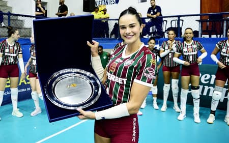Lara recebe homenagem antes do jogo 2 da série de quartas de final entre Fluminense e Osasco (Foto: Mailson Santana/ FFC)