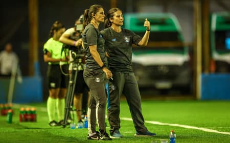 Jéssica de Lima, treinadora, e Andréia Rosa, auxiliar técnica, à beira de campo em Grêmio x Vitória. (Caroline Motta / Grêmio FBPA)