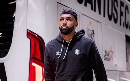 Gabigol chega ao Rio de Janeiro com a delegação do Santos. (Foto: Raul Baretta/ Santos FC)