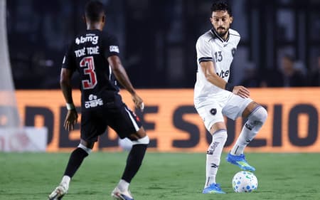 Alex Telles em ação em Vasco x Botafogo (Foto: Vítor Silva/Botafogo)