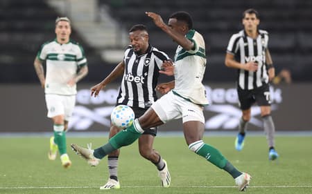 Edenilson vem em boa sequência pelo Botafogo (Foto: Vítor Silva/Botafogo)