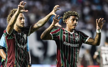 Guga e John Kennedy comemoram gol do Fluminense (Foto: Lucas Merçon/ Fluminense FC)
