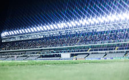 Estádio Urbano Caldeira com luzes acesas — (Fotos: Reinaldo Campos/Santos F.C.).