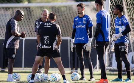 Goleiros do Santos no CT Rei Pelé. (Foto: Raul Baretta/ Santos FC)