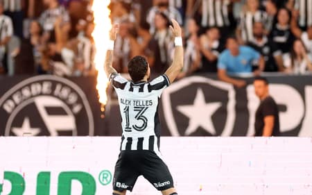 Alex Telles fez o gol do Botafogo contra a Chapecoense (Foto: Vítor Silva/Botafogo)