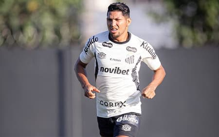 Rony em processo de transição no CT Rei Pelé. (Foto: Raul Barletta/ Santos FC)