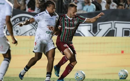 Renê disputa bola em Operário x Fluminense (Foto: Marcelo Gonçalves/ Fluminense FC)