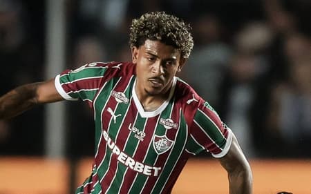 John Kennedy disputa bola em Operário x Fluminense (Foto: Marcelo Gonçalves/ Fluminense FC)