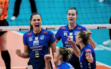 Minas comemora ponto sobre o Osasco na semifinal da Superliga Feminina 25/26 (Foto: Hedgard Moraes/ Minas Tênis Clube)
