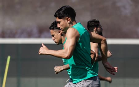 Savarino em ação no treino do Fluminense (Foto: Lucas Merçon/ Fluminense FC)