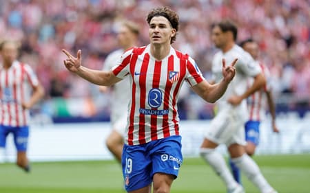 Julián Alvarez comemora gol na goleada do Atletico de Madrid sobre o Real Madrid pelo Campeonato Espanhol (foto: Oscar Del Pozo / AFP)