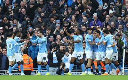 Jogadores do Manchester City comemoram gol do Wolves (Foto: Darren Staples / AFP)