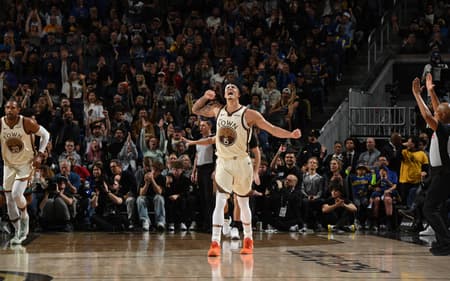 Gui Santos, do Golden State Warriors, comemora durante o jogo contra o Memphis Grizzlies, no Chase Center. (Foto: Noah Graham/NBAE/Getty Images/AFP)