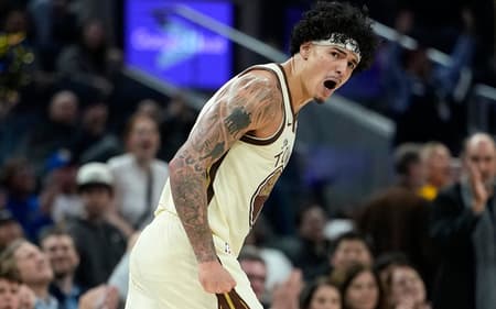 Gui Santos, do Golden State Warriors, comemora cesta de três pontos contra o Memphis Grizzlies, no Chase Center. (Foto: Thearon W. Henderson/Getty Images/AFP)