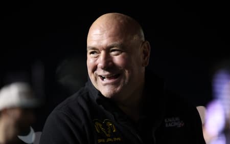 Dana White, presidente do UFC, ri no grid da NASCAR em Daytona Beach. (Foto: James Gilbert/Getty Images/AFP)