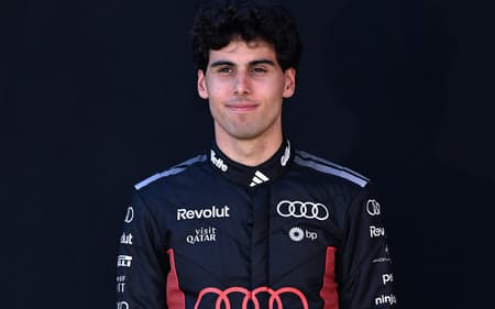 Gabriel Bortoleto posa para retrato antes do GP da Austrália de Fórmula 1 no Albert Park, em Melbourne (Foto: Martin Keep/AFP)