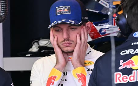 Max Verstappen reage nos boxes durante o terceiro treino livre do GP da Austrália de Fórmula 1 em Albert Park. (Foto: William West/AFP)