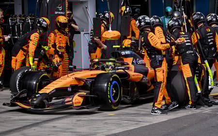 Mecânicos trabalham no carro de Lando Norris nos boxes do GP da Austrália no circuito de Albert Park (Foto: William west/pool/afp)