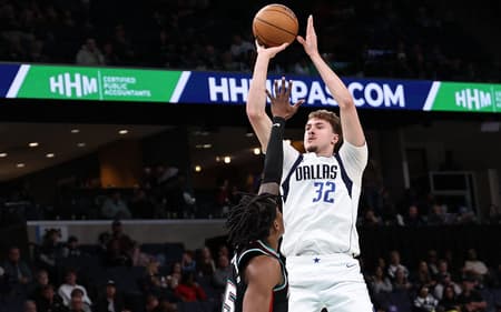 Cooper Flagg, do Dallas Mavericks, arremessa contra GG Jackson, do Memphis Grizzlies, no FedExForum, em Memphis, em 12 de março de 2026 (Foto: Justin Ford/Getty Images/AFP)