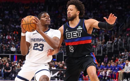 Cedric Coward, do Memphis Grizzlies, tenta passar por Cade Cunningham, do Detroit Pistons, na primeira metade da partida, 13 de março de 2026. (Foto: Gregory Shamus/Getty Images/AFP)