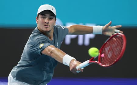 João Fonseca durante partida contra o número 1 do mundo, Carlos Alcaraz, no Masters 1000 de Miami 2026 (Foto: Al Bello/Getty Images via AFP)