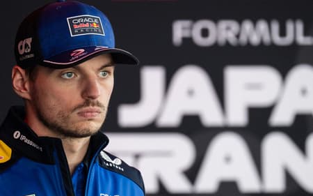 F1: Max Verstappen na coletiva de imprensa do GP do Japão 2026 (Foto: Andrew Caballero - Reynolds/AFP)