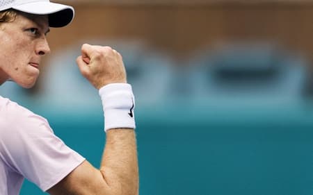 O italiano Jannik Sinner na vitória na final de Miami sobre o tcheco Jiri Lehecka (Foto: Carmen Mandato/AFP)