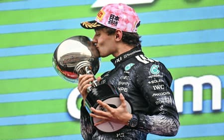 Italiano Kimi Antonelli, da Mercedes, beija o troféu da vitória no GP do Japão de Fórmula 1 (Foto: Philip FONG / AFP)