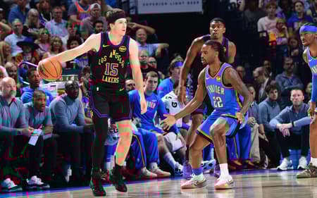Austin Reaves e Shai Gligeous-Alexander na partida entre Los Angeles Lakers e Oklahoma City Thunder (Foto: Adam Pantozzi/Getty Images via AFP)