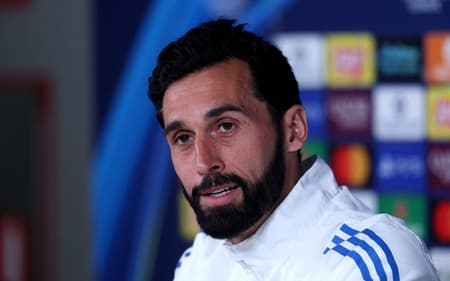 Alvaro Arbeloa em coletiva do Real Madrid (Foto: Pierre-Philippe MARCOU / AFP)