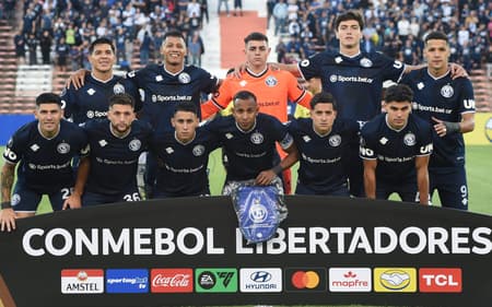 Jogadores do Independiente Rivadavia contra o Bolívar (Foto: Andres LARROVERE / AFP)