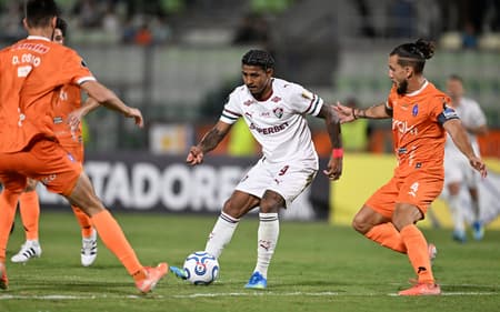 John Kennedy em ação em Deportivo La Guaira x Fluminense (Foto: Juan BARRETO / AFP)