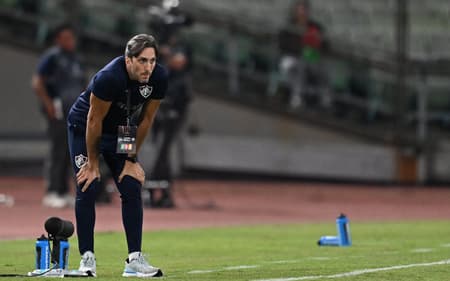Zubeldía no campo em La Guaira x Fluminense pela Libertadores (Foto: Juan BARRETO / AFP)