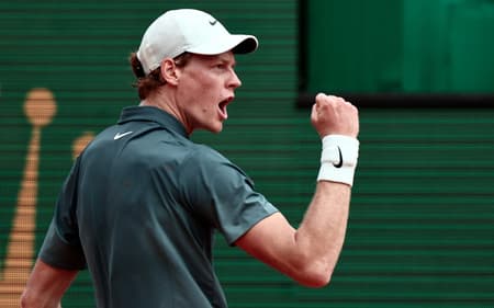 Jannik Sinner, número 2 do mundo, no Masters 1000 de Monte Carlo (Foto: THIBAUD MORITZ / AFP)