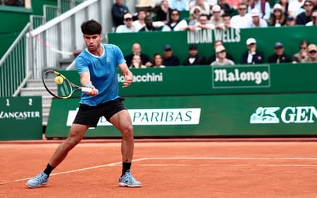 O espanhol Carlos Alcaraz na vitória nas quartas de Monte Carlo