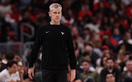 Técnico Billy Donovan, do Bulls, observa partida contra o Orlando Magic pela temporada regular da NBA (Foto: Geoff stellfox/Getty images/Afp)