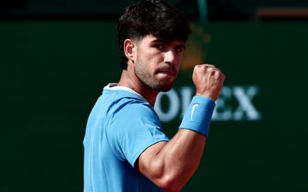 Carlos Alcaraz na semifinal do Masters 1000 de Monte Carlo (Foto: THIBAUD MORITZ / AFP)