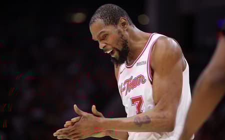 Kevin Durant, do Rockets, reage em partida contra o Timberwolves pela temporada regular da NBA (Foto: Alex slitz/Getty images/Afp)