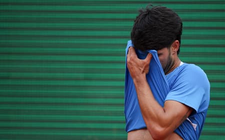 Espanhol Carlos Alcaraz durante a final do Masters 1000 de Monte Carlo contra Jannik Sinner, na França. (Foto: Valery Hache/AFP)