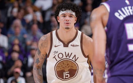 : Gui Santos (#15), do Golden State Warriors, defende em jogo contra o Sacramento Kings no Golden 1 Center, em Sacramento, Califórnia. (Foto: Rocky Widner/Nbae/Getty Images/Afp)