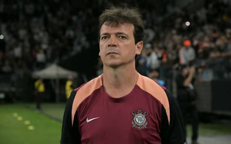 Defesa do Corinthians cresceu com Fernando Diniz (Foto: Nelson Almeida / AFP)