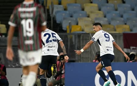 Jogadores do Independiente Rivadavia comemoram gol no Fluminense (Foto: MAURO PIMENTEL / AFP)