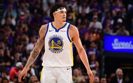 Gui Santos, do Warriors, observa partida contra o Suns pelo torneio play-in da NBA (Foto: Kate frese/Nbae via getty images/Afp)