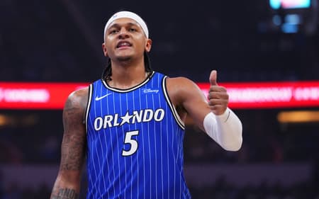 Paolo Banchero, do Orlando Magic, comemora cesta contra o Charlotte Hornets pelo Play-In na Kia Center. (Foto: Rich Storry/Getty Images/AFP)