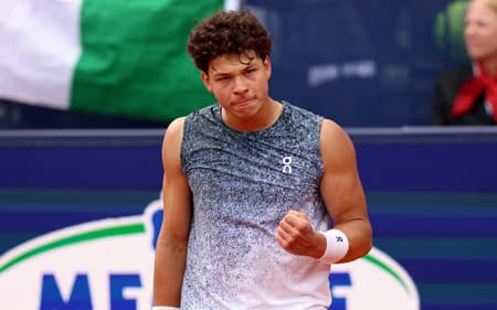 Ben Shelton comemora a vitória sobre Flavio Cobolli na final do ATP de Munique, na Alemanha. (Foto: Alexandra Beier/AFP)