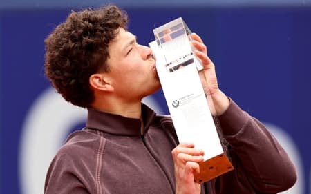 Ben Shelton beija o troféu após vencer Flavio Cobolli na final do ATP de Munique, na Alemanha. (Foto: Alexandra Beier/AFP)