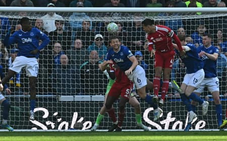 Van Dijk marcando o gol da Vitória contra o Everton.
