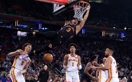 Josh Hart, do Knicks, enterra contra o Hawks no jogo dois da primeira rodada dos playoffs (Foto: Al bello/Getty images/Afp)