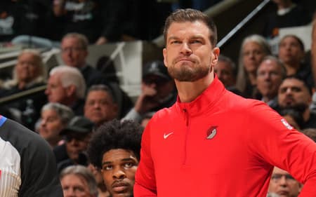 Tiago Splitter observa durante o jogo 2 entre Portland Trail Blazers e San Antonio Spurs pelos playoffs da NBA. (Foto: Jesse D. Garrabrant/NBAE via Getty Images/AFP)